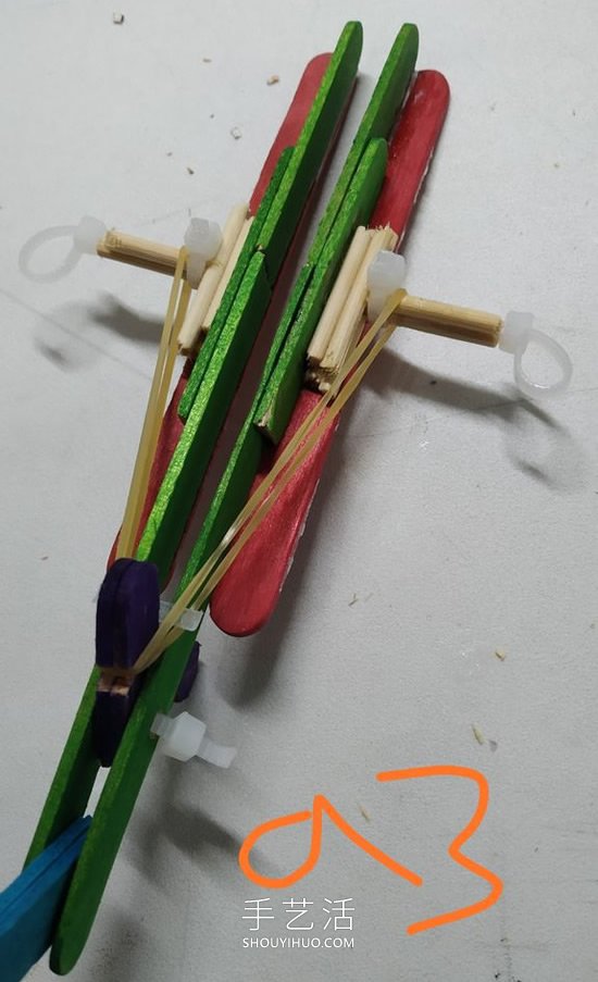雪糕棍手工制作纸飞机橡皮筋弹射器的做法 -  www.shouyihuo.com