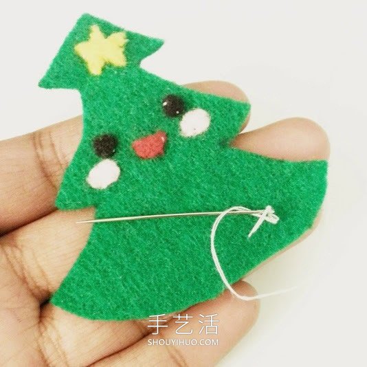毡布手工制作可爱圣诞树的做法教程 -  www.shouyihuo.com